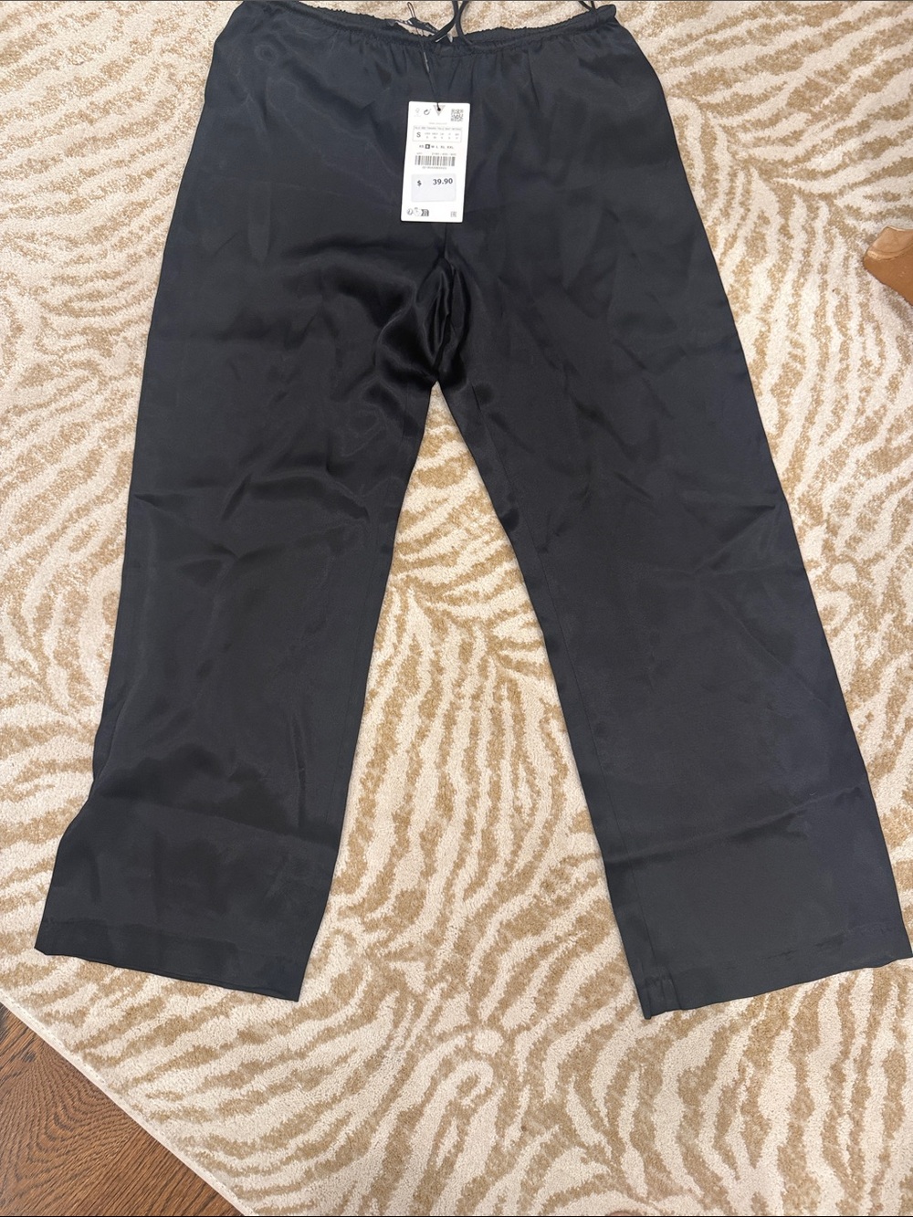 Zara Black Silky cropped pull on women’s Pants